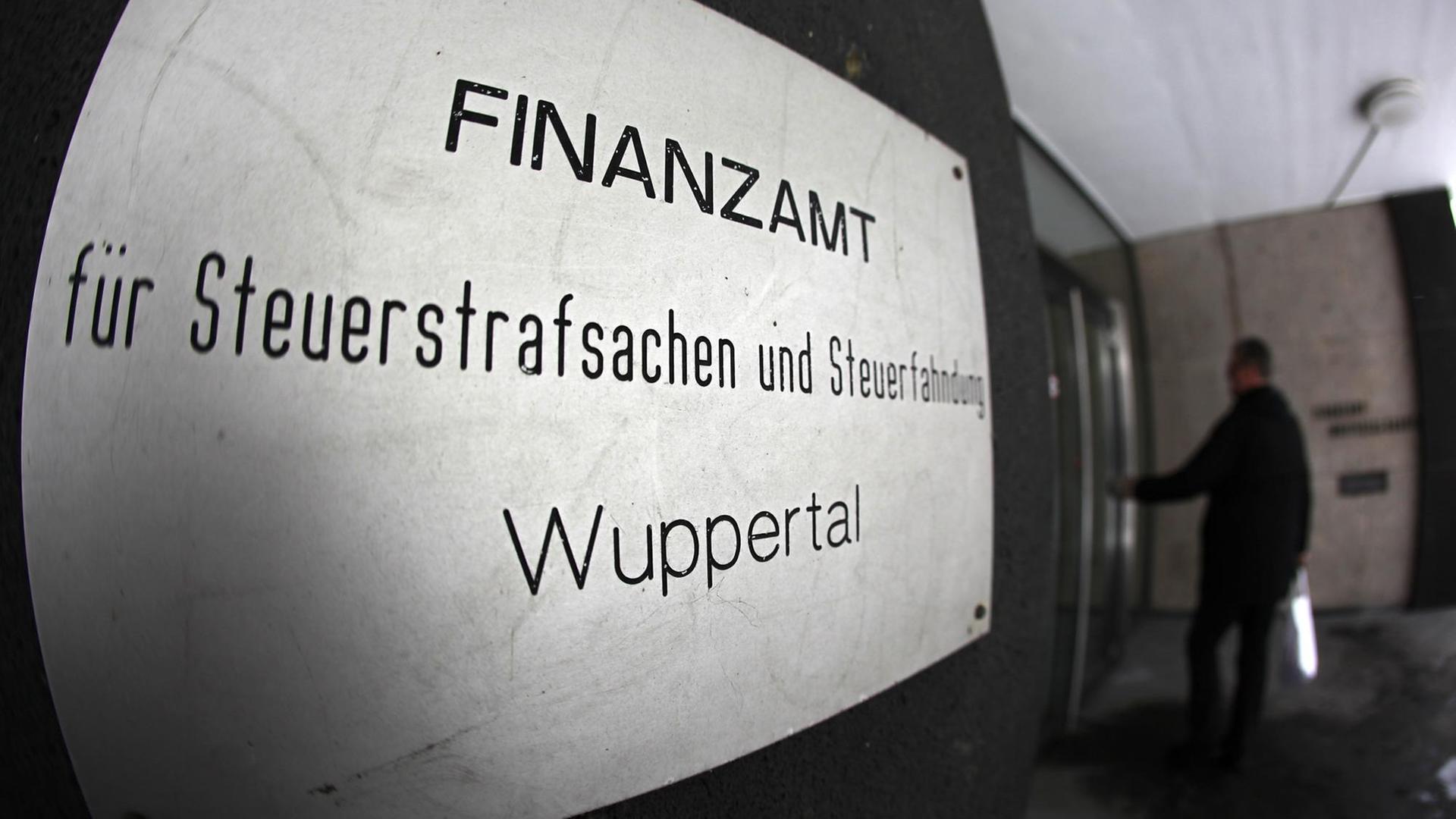 Ein Mann betritt am Montag (01.02.2010) das Finzamt Wuppertal-Barmen. Zwischen Bundesregierung und Opposition ist ein Streit um den Umgang mit brisanten Bankdaten möglicher deutscher Steuersünder in der Schweiz entbrannt. Zwei Jahre nach der Liechtenstein-Affäre prüft der Fiskus den Ankauf der sensiblen Bankdaten. Ein Informant will den Steuerbehörden die Informationen zum Preis von 2,5 Millionen Euro verkaufen. Im Zentrum des Datenhandels soll diesmal, ebenso wie vor zwei Jahren, die Steurfahndung des Finanzamtes Wuppertal-Barmen stehen. Ein Mann betritt am Montag (01.02.2010) das Finzamt Wuppertal-Barmen. Zwischen Bundesregierung und Opposition ist ein Streit um den Umgang mit brisanten Bankdaten möglicher deutscher Steuersünder in der Schweiz entbrannt. Zwei Jahre nach der Liechtenstein-Affäre prüft der Fiskus den Ankauf der sensiblen Bankdaten. Ein Informant will den Steuerbehörden die Informationen zum Preis von 2,5 Millionen Euro verkaufen. Im Zentrum des Datenhandels soll diesmal, ebenso wie vor zwei Jahren, die Steurfahndung des Finanzamtes Wuppertal-Barmen stehen.