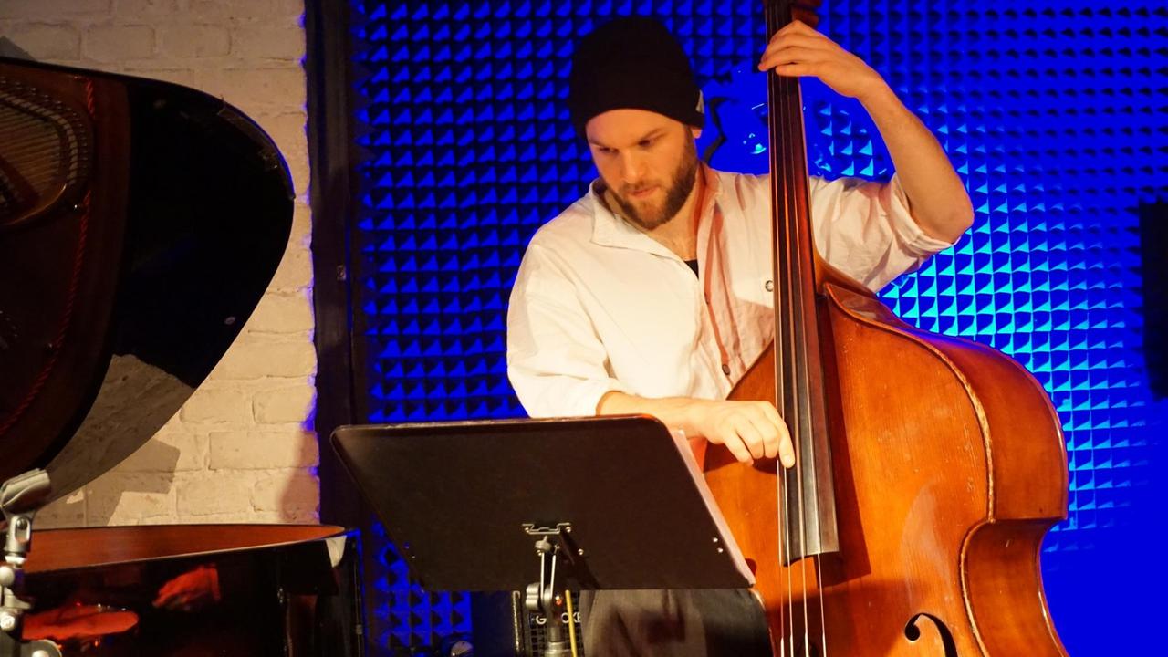 Israeli Or Rozenfeld spielt Kontrabass Israeli Or Rozenfeld spielt Kontrabass