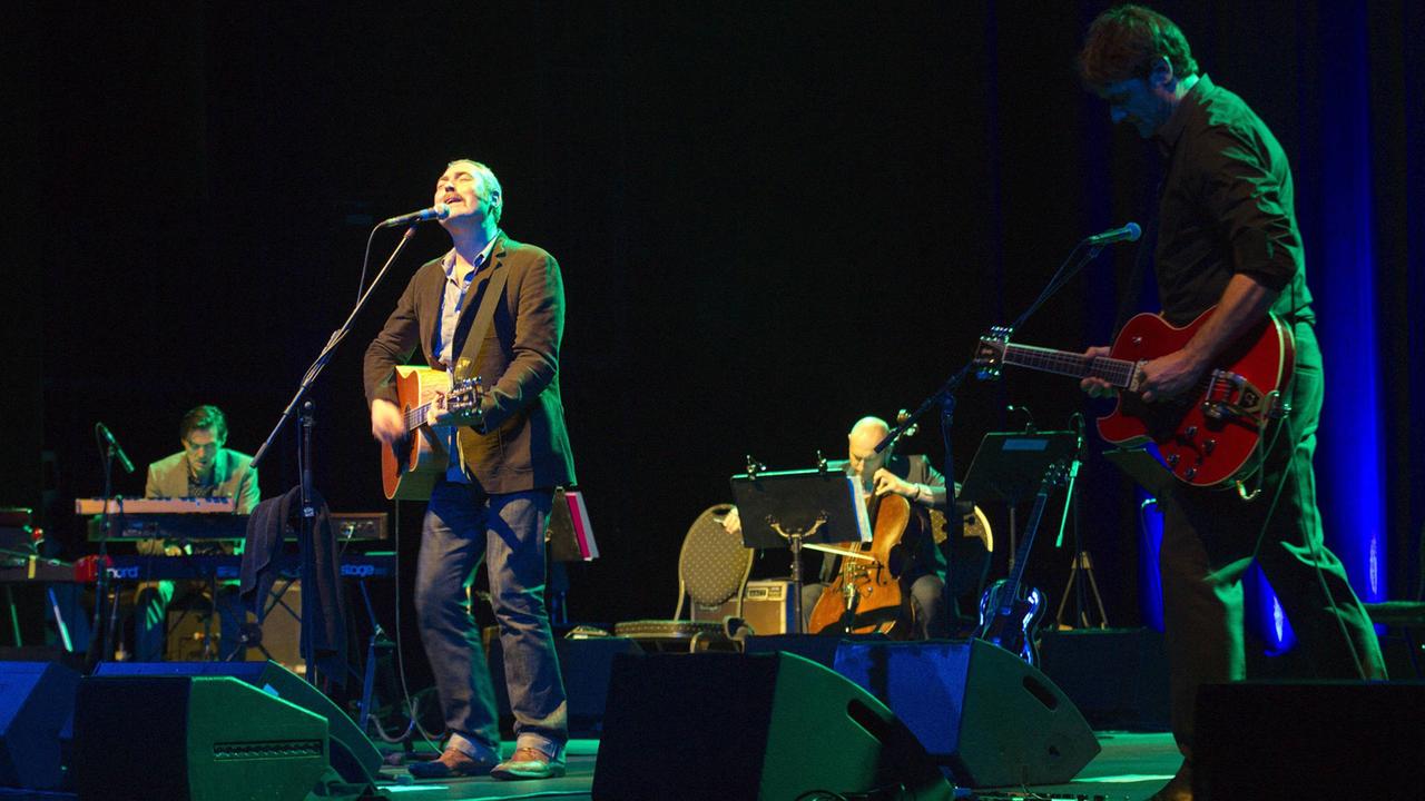 Die britische Band Tindersticks mit Sänger Stuart A. Staples (2. v. l.) bei ihrem Konzert 28.10.2013 im Admiralspalast in Berlin Die britische Band Tindersticks mit Sänger Stuart A. Staples (2. v. l.) bei ihrem Konzert 28.10.2013 im Admiralspalast in Berlin