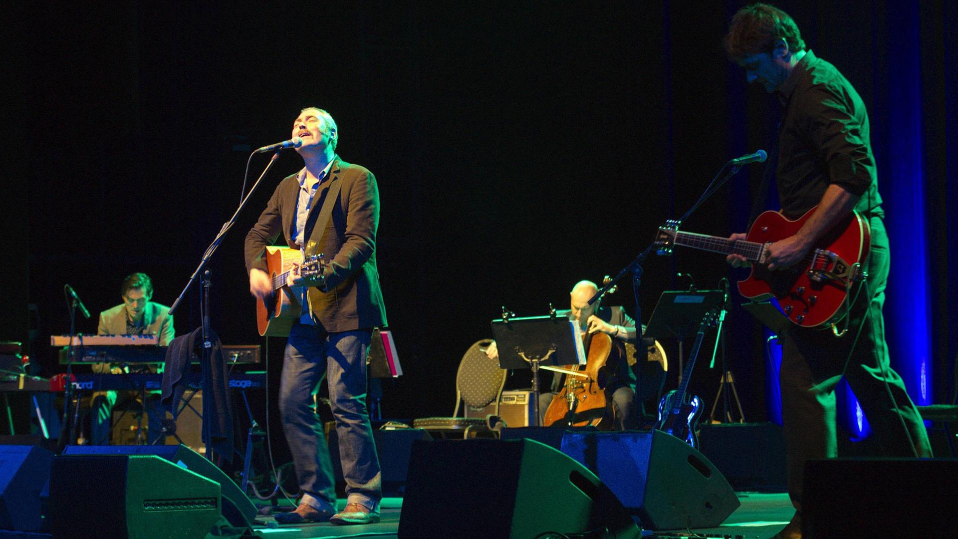 Die britische Band Tindersticks mit Sänger Stuart A. Staples (2. v. l.) bei ihrem Konzert 28.10.2013 im Admiralspalast in Berlin Die britische Band Tindersticks mit Sänger Stuart A. Staples (2. v. l.) bei ihrem Konzert 28.10.2013 im Admiralspalast in Berlin
