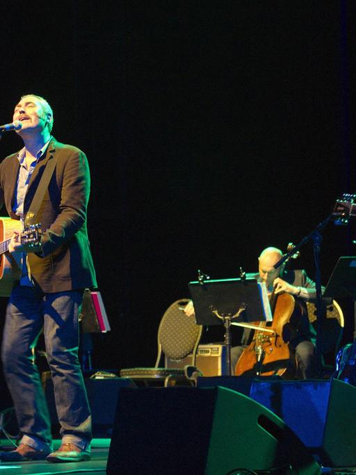 Die britische Band Tindersticks mit Sänger Stuart A. Staples (2. v. l.) bei ihrem Konzert 28.10.2013 im Admiralspalast in Berlin