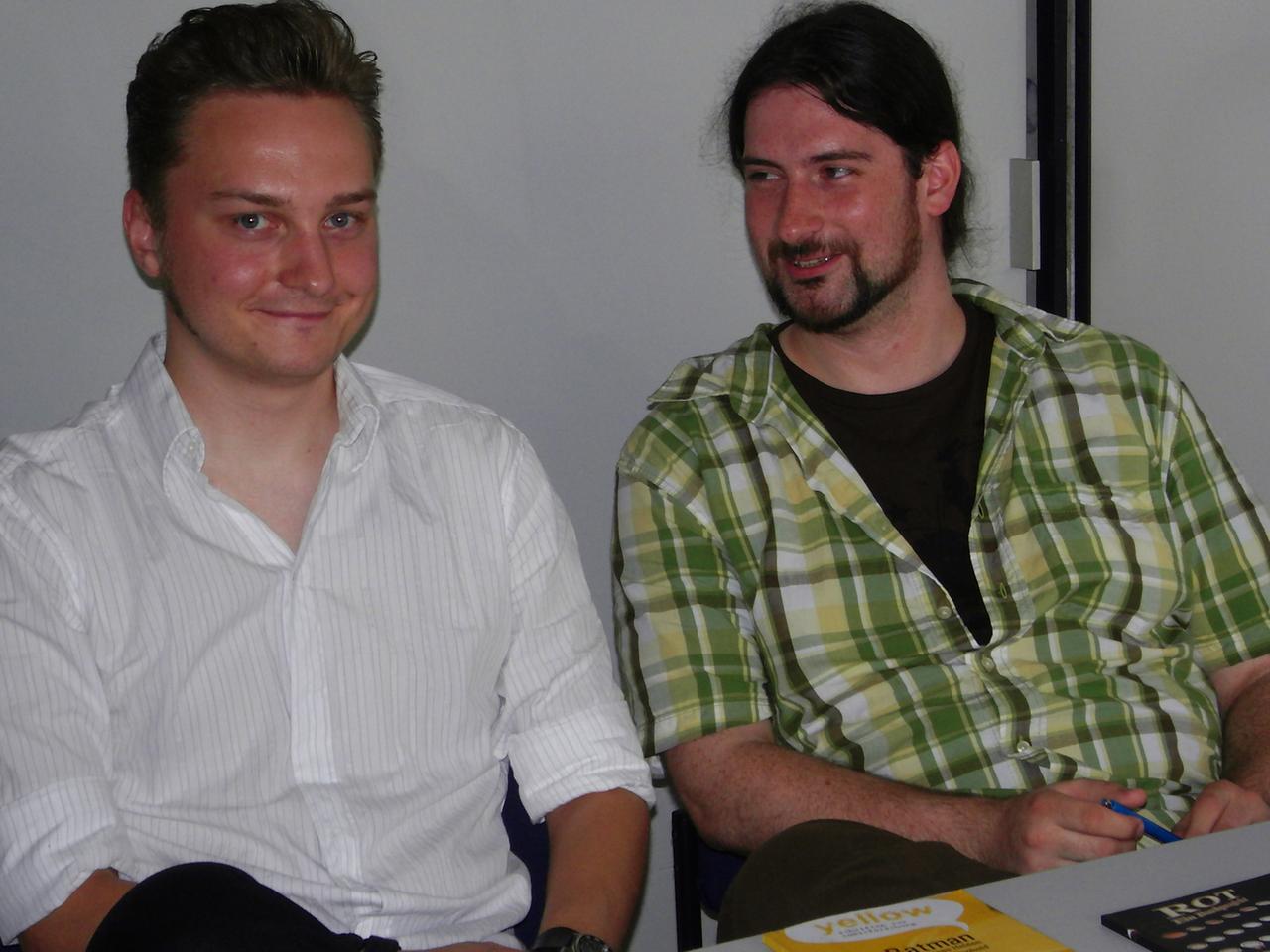 rechts im Bild: Verleger Christian Bachmann im Gespräch mit einem Autor rechts im Bild: Verleger Christian Bachmann im Gespräch mit einem Autor