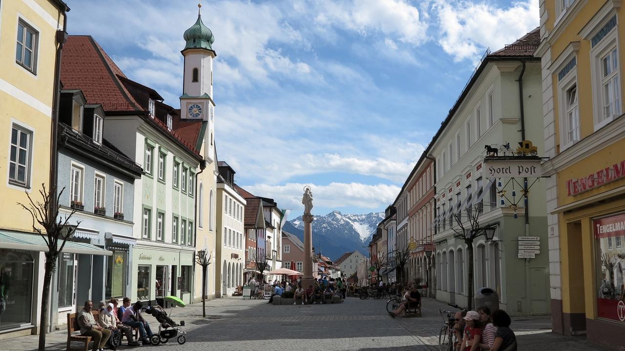 Durch die Fußgängerzone des Ortes Murnau gibt es einen fantastischen Blick auf die Alpen. Durch die Fußgängerzone des Ortes Murnau gibt es einen fantastischen Blick auf die Alpen.