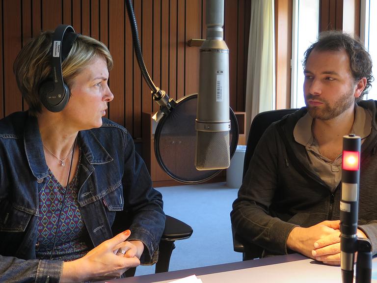 Moderatorin Susanne Burkhardt im Gespräch mit Theaterregisseur Christopher Rüping.