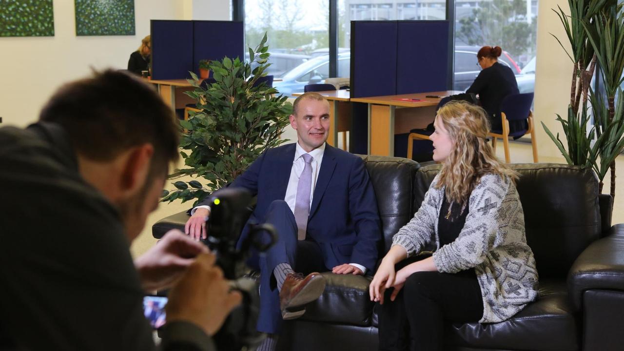 Guðni Th Jóhannesson, aussichtsreichster Kandidat in seiner Wahlkampfzentrale Guðni Th Jóhannesson, aussichtsreichster Kandidat in seiner Wahlkampfzentrale