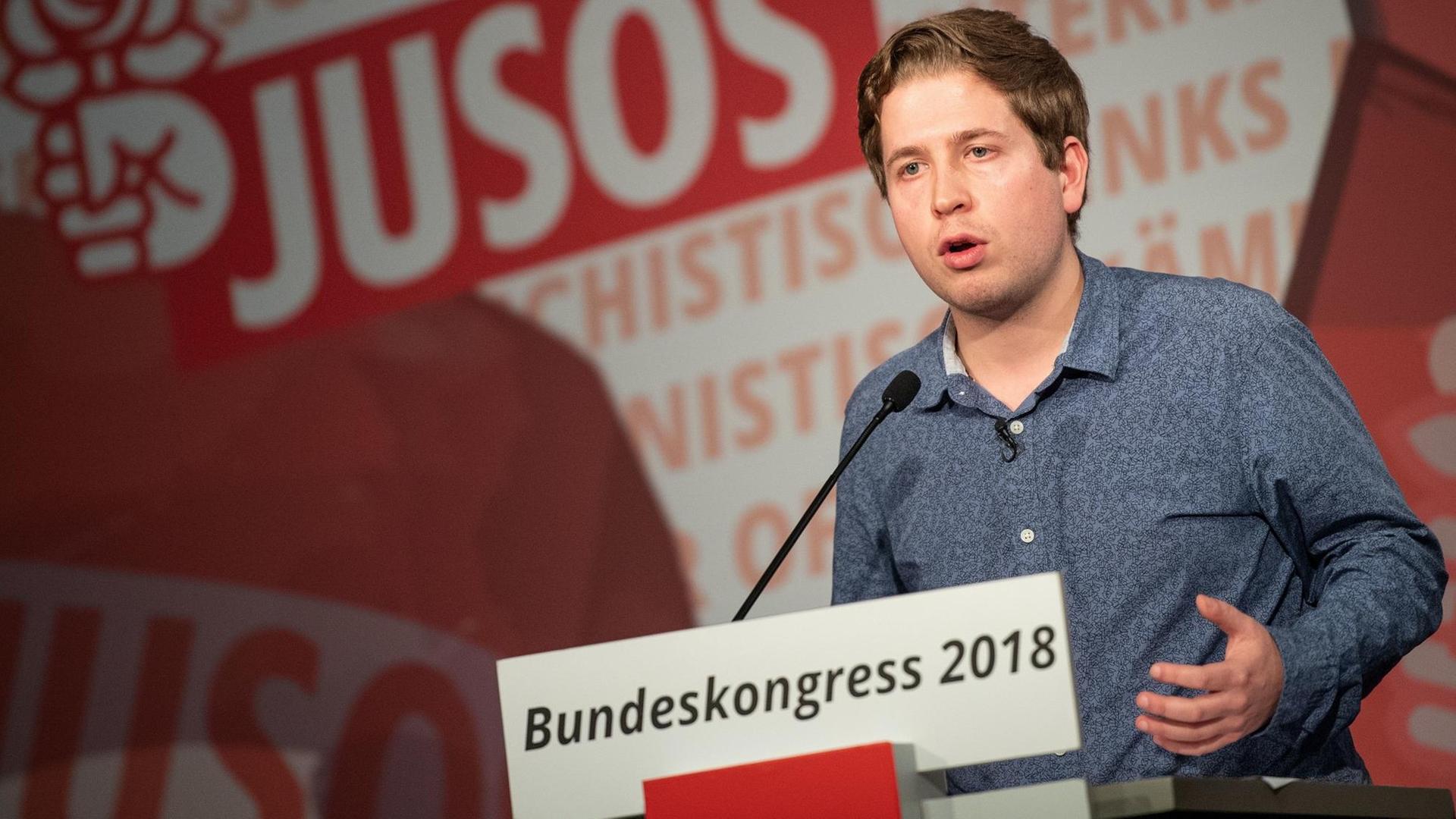 30.11.2018, Nordrhein-Westfalen, Düsseldorf: Kevin Kühnert, Bundesvorsitzender der Jungsozialisten (Jusos), spricht beim Auftakt des dreitägigen Juso-Bundeskongresses der Jugendorganisation der SPD. Foto: Marius Becker/dpa | Verwendung weltweit 30.11.2018, Nordrhein-Westfalen, Düsseldorf: Kevin Kühnert, Bundesvorsitzender der Jungsozialisten (Jusos), spricht beim Auftakt des dreitägigen Juso-Bundeskongresses der Jugendorganisation der SPD. Foto: Marius Becker/dpa | Verwendung weltweit