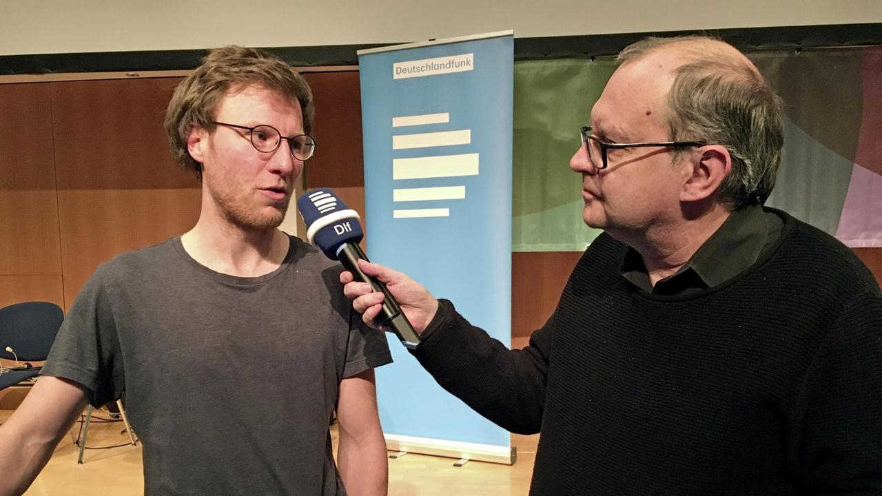 Friedemann Ebelt von der Nichtregierungsorganisation Digitalcourage im Gespräch mit Peter Welchering auf dem Chaos Communication Congress 36C3 in Leipzig Friedemann Ebelt von der Nichtregierungsorganisation Digitalcourage im Gespräch mit Peter Welchering auf dem Chaos Communication Congress 36C3 in Leipzig