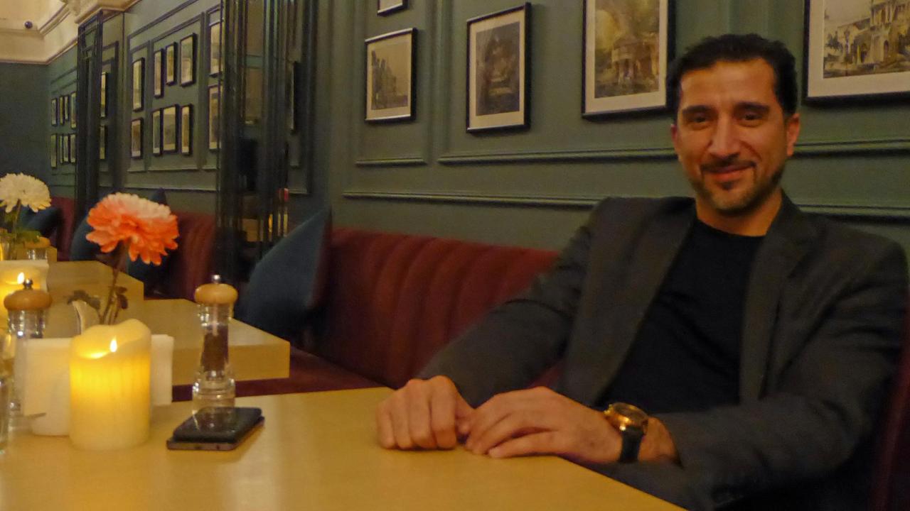 Deutschlandfan in einem nach der österreichischen Hauptstadt benanntem Lokal: Zaur Allazov in seinem Café Vienna in Baku in Aserbaidschan Deutschlandfan in einem nach der österreichischen Hauptstadt benanntem Lokal: Zaur Allazov in seinem Café Vienna in Baku in Aserbaidschan