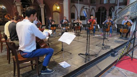 Die 12 Cellisten der Berliner Philharmoniker bei der Probe zum Grundton D-Konzert im Dom St. Nikolaus in Stendal am 9. Juli 2017