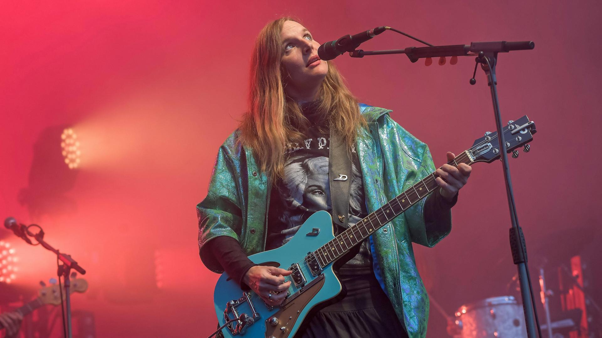 Kulturarena Jena im Jahr 2017: Konzert mit Judith Holofernes Judith Holofernes, deutsche Musikerin, Songschreiberin und Autorin. Bekanntheit erlangte sie vor allem als Sängerin und Gitarristin der Band Wir sind Helden. Kulturarena Jena im Jahr 2017: Konzert mit Judith Holofernes Judith Holofernes, deutsche Musikerin, Songschreiberin und Autorin. Bekanntheit erlangte sie vor allem als Sängerin und Gitarristin der Band Wir sind Helden.