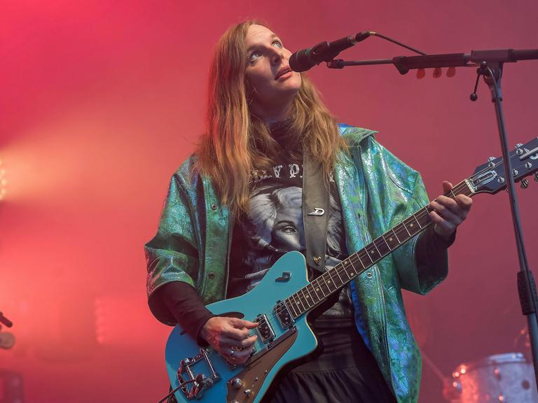 Kulturarena Jena im Jahr 2017: Konzert mit Judith Holofernes Judith Holofernes, deutsche Musikerin, Songschreiberin und Autorin. Bekanntheit erlangte sie vor allem als Sängerin und Gitarristin der Band Wir sind Helden.