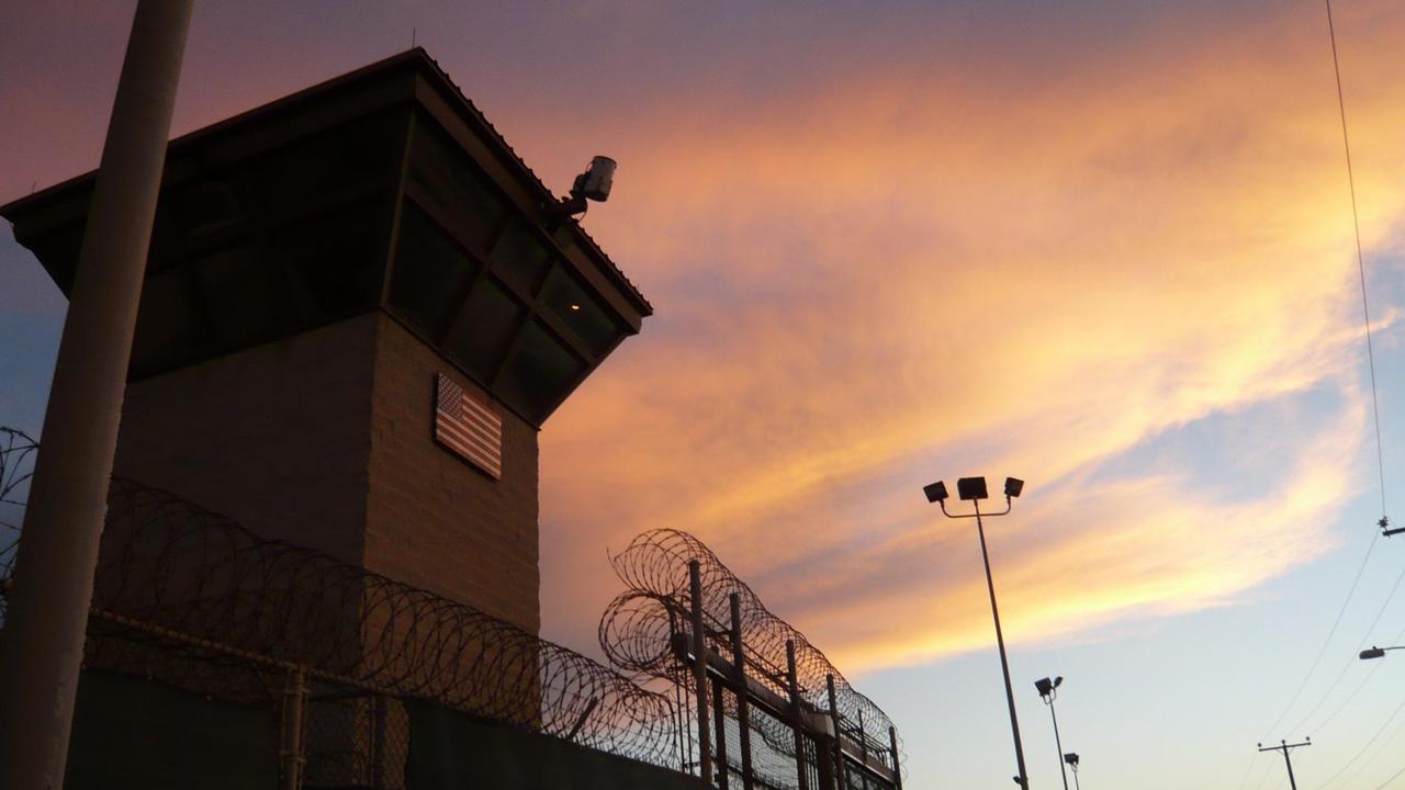 Blick auf einen Wachturm auf Guantanamo.