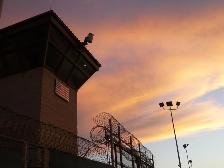 Wachturm der US-Militärbasis Guantanamo Bay auf Kuba