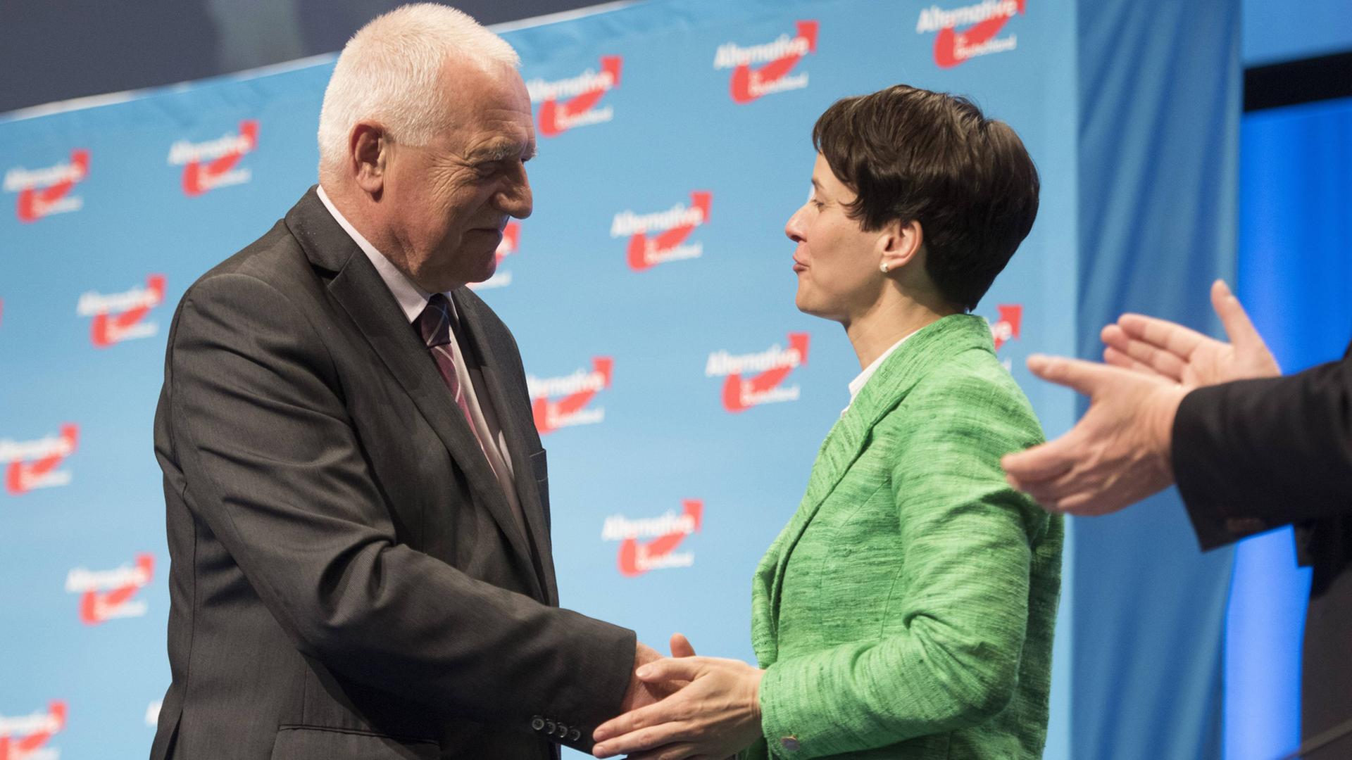 Frauke Petry (rechts) und Vaclav Klaus beim Bundesparteitag der AfD in Stuttgart Frauke Petry (rechts) und Vaclav Klaus beim Bundesparteitag der AfD in Stuttgart