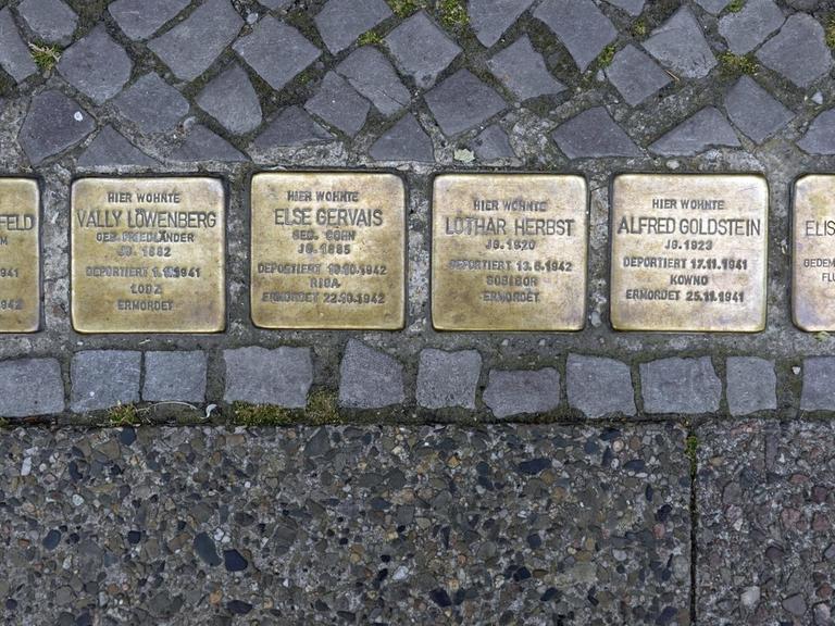 Sechs Stolpersteine nebeneinander in der Salzburger Straße in Berlin.
