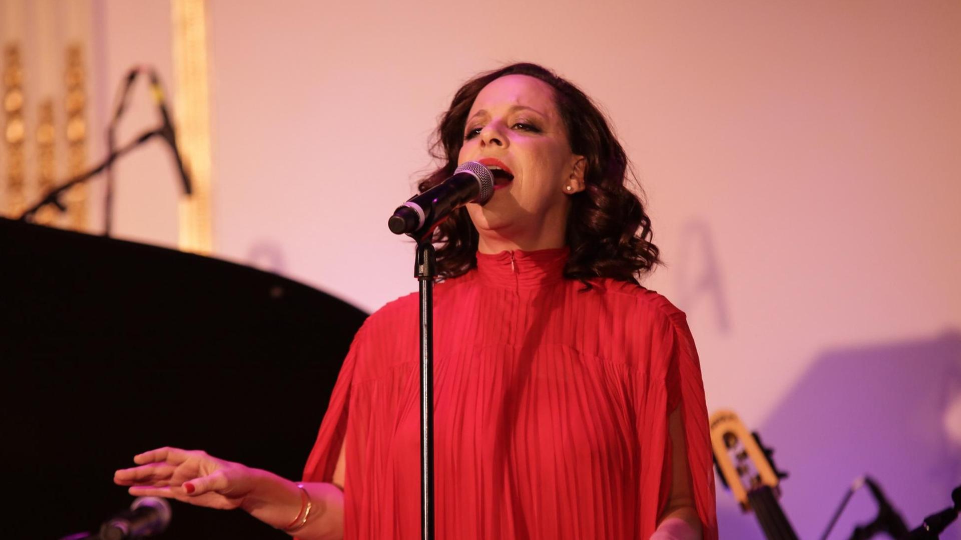 Bebel Gilberto singt im The Plaza Hotel am 16. Oktober 2018 in New York City. Bebel Gilberto singt im The Plaza Hotel am 16. Oktober 2018 in New York City.