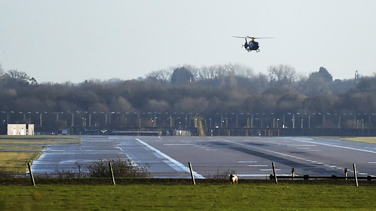 Ein Helikopter fliegt über die leeren Rollbahnen am Londoner Flughafen Gatwick. Ein Helikopter fliegt über die leeren Rollbahnen am Londoner Flughafen Gatwick.