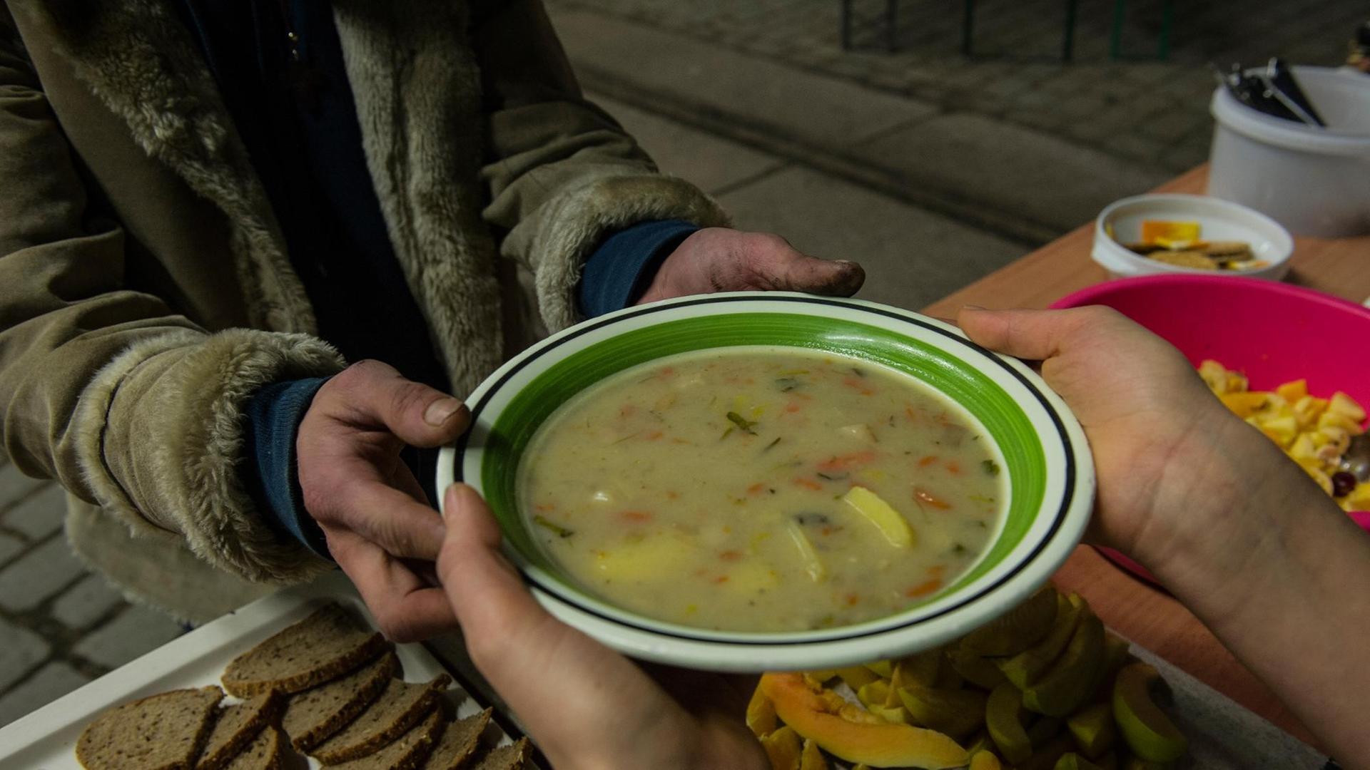 Ein Obdachloser bekommt am 19.02.2014 in Berlin eine Suppe in einer Wärmelufthalle. Die Berliner Stadtmission hat das provisorisch errichtete Gebäude als Nachtquartier für Obdachlose unweit des Innsbrucker Platzes vorgesehen. Ein Obdachloser bekommt am 19.02.2014 in Berlin eine Suppe in einer Wärmelufthalle. Die Berliner Stadtmission hat das provisorisch errichtete Gebäude als Nachtquartier für Obdachlose unweit des Innsbrucker Platzes vorgesehen.