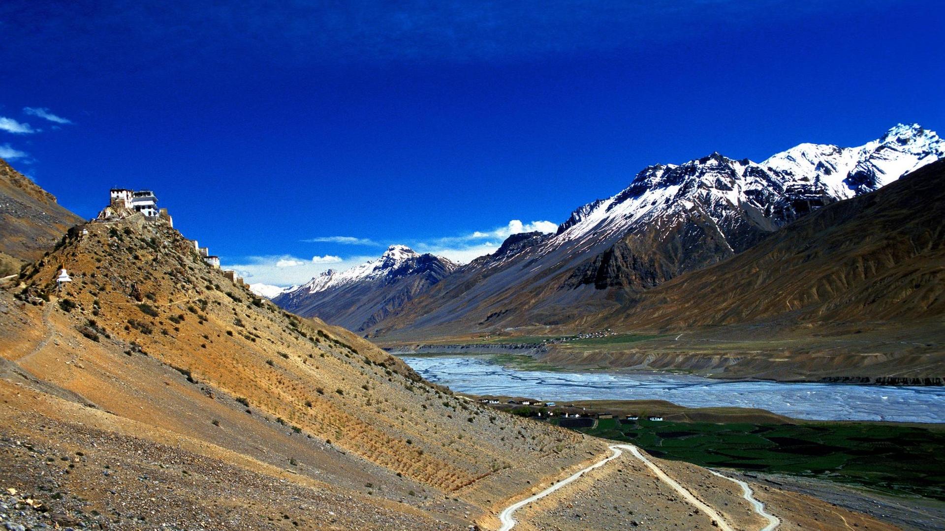 Kee-Kloster und Spiti Fluss im indischen Himachal Pradesh. Kee-Kloster und Spiti Fluss im indischen Himachal Pradesh.