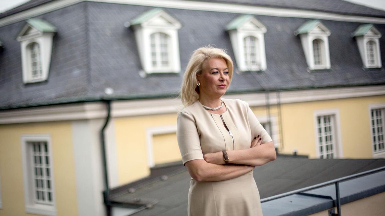Simone Stein-Lücke, Bezirksbürgermeisterin des Stadtbezirkes Bad Godesberg, steht am 20.05.2016 auf der Dachterasse des Rathauses in Bonn (Nordrhein-Westfalen). Simone Stein-Lücke, Bezirksbürgermeisterin des Stadtbezirkes Bad Godesberg, steht am 20.05.2016 auf der Dachterasse des Rathauses in Bonn (Nordrhein-Westfalen).