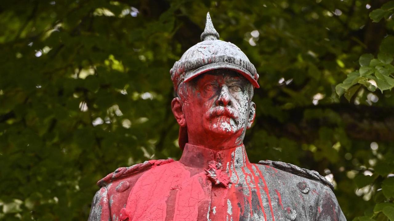 Eine mit roter Farbe beschmierte Bismarck-Skulptur. Eine mit roter Farbe beschmierte Bismarck-Skulptur.