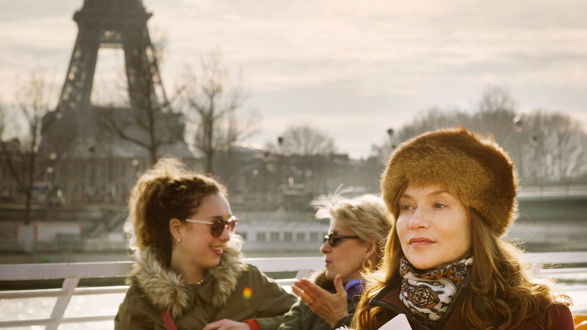 Brigitte (Isabelle Huppert) besucht Paris - eine Szene des Films "Sehnsucht nach Paris Brigitte (Isabelle Huppert) besucht Paris - eine Szene des Films "Sehnsucht nach Paris