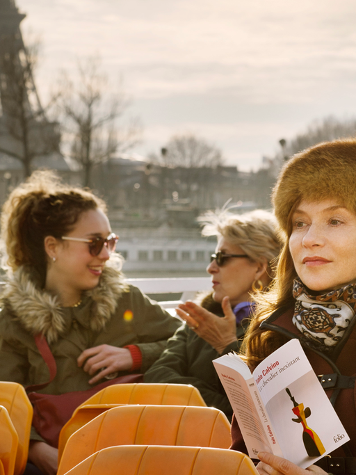 Brigitte (Isabelle Huppert) besucht Paris - eine Szene des Films "Sehnsucht nach Paris