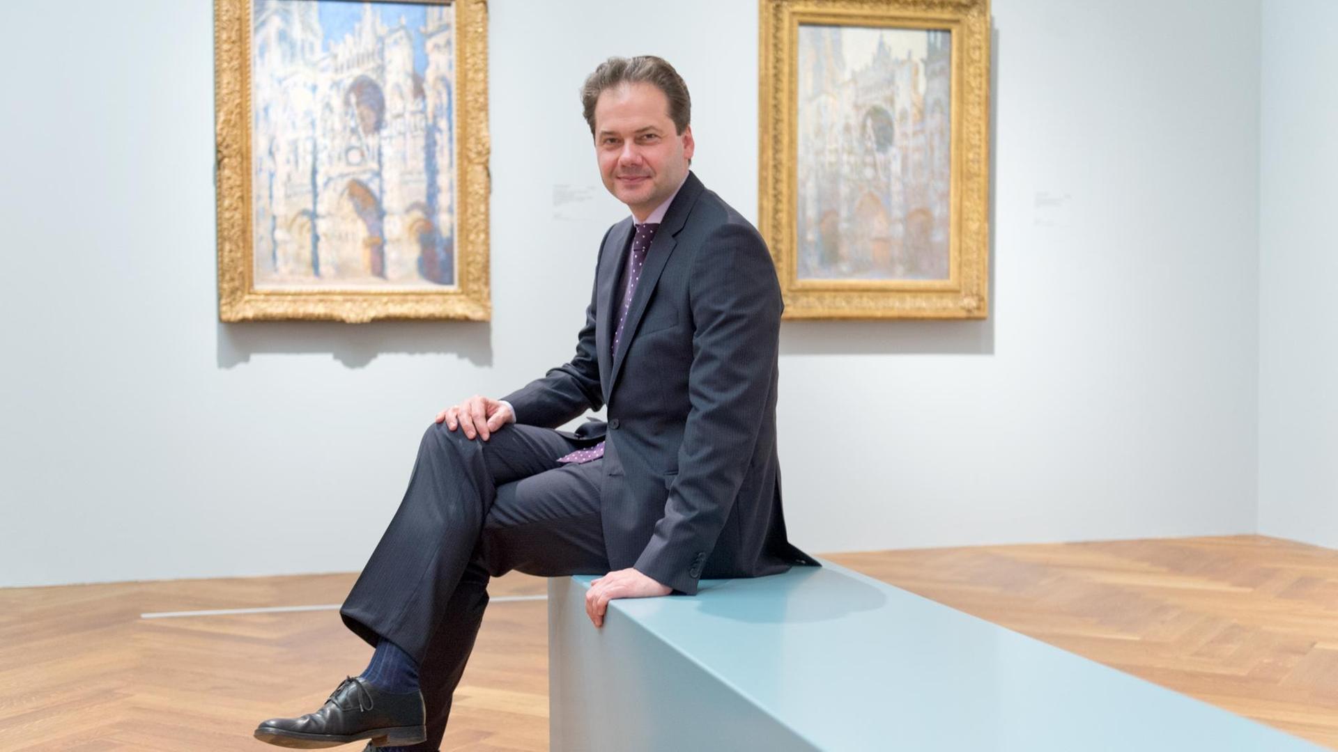 Städel-Direktor Max Hollein sitzt am 10.03.2015 in der Claude-Monet-Schau im Städel in Frankfurt am Main (Hessen). Städel-Direktor Max Hollein sitzt am 10.03.2015 in der Claude-Monet-Schau im Städel in Frankfurt am Main (Hessen).