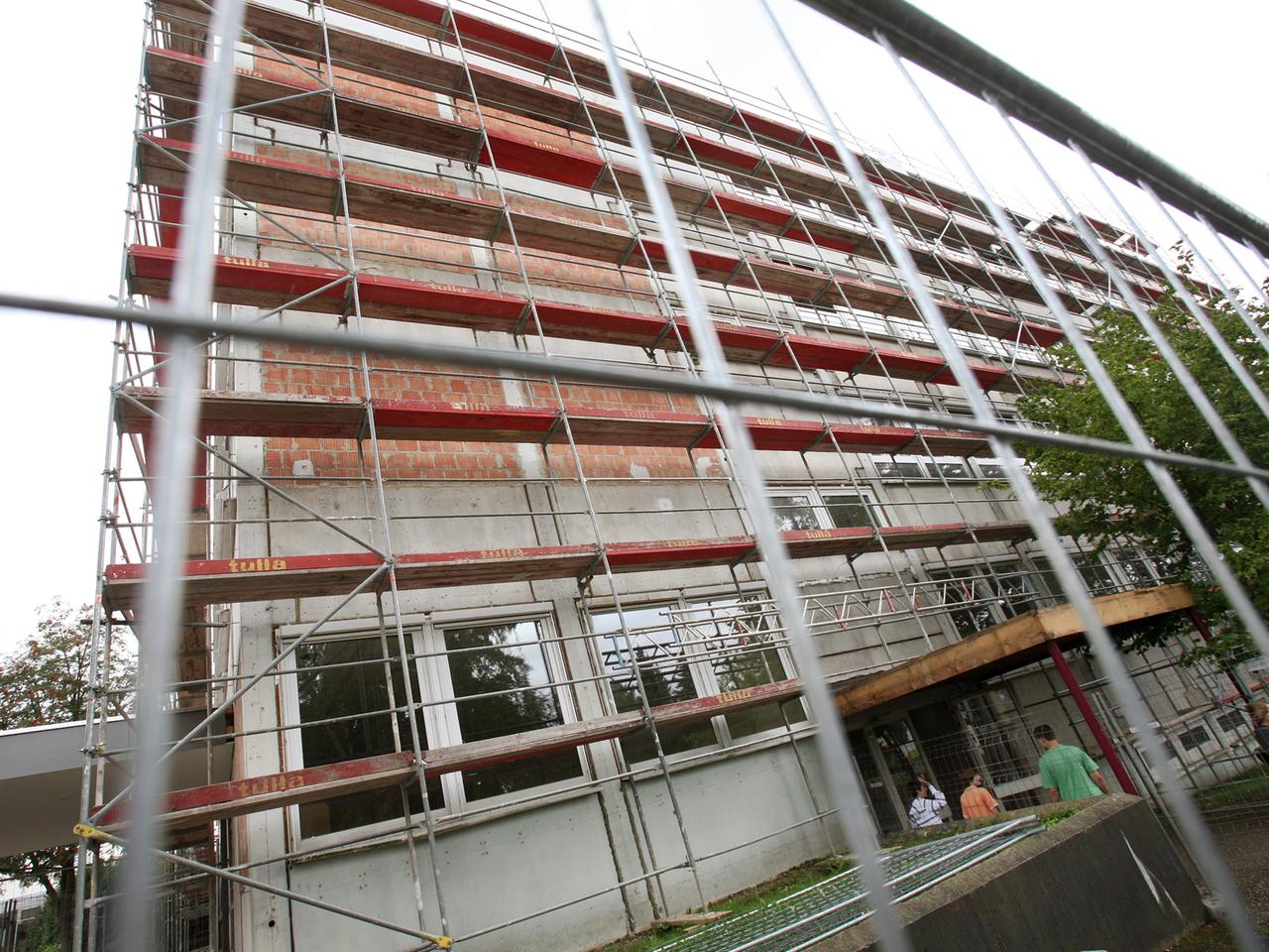 Eingerüstet ist am Mittwoch (13.08.2008) im nordhessischen Kaufungen die Integrierte Gesamtschule. Wegen einer zu hohen Belastung mit dem giftigen Weichmacher PCB muss die Schule geschlossen und möglicherweise sogar abgerissen werden. Eingerüstet ist am Mittwoch (13.08.2008) im nordhessischen Kaufungen die Integrierte Gesamtschule. Wegen einer zu hohen Belastung mit dem giftigen Weichmacher PCB muss die Schule geschlossen und möglicherweise sogar abgerissen werden.