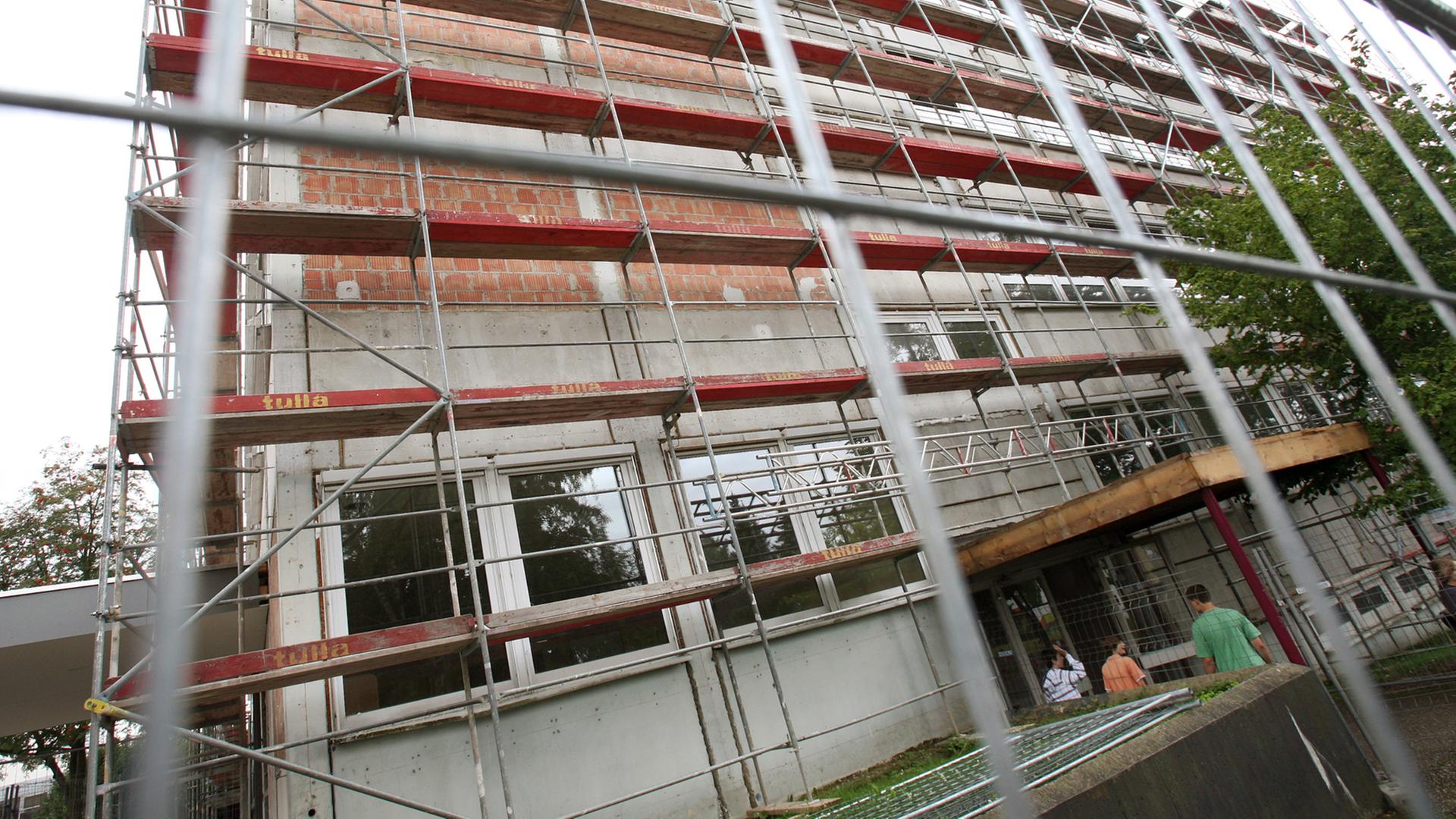 Eingerüstet ist am Mittwoch (13.08.2008) im nordhessischen Kaufungen die Integrierte Gesamtschule. Wegen einer zu hohen Belastung mit dem giftigen Weichmacher PCB muss die Schule in geschlossen und möglicherweise sogar abgerissen werden. Eingerüstet ist am Mittwoch (13.08.2008) im nordhessischen Kaufungen die Integrierte Gesamtschule. Wegen einer zu hohen Belastung mit dem giftigen Weichmacher PCB muss die Schule in geschlossen und möglicherweise sogar abgerissen werden.