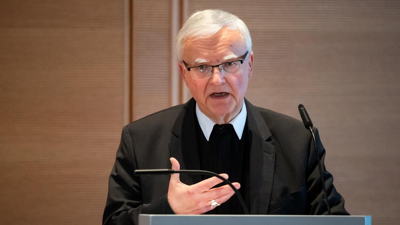Erzbischof Heiner Koch, Bischof des Erzbistums Berlin, äußert sich bei einer Pressekonferenz zur Vorstellung des Gutachtens «Sexueller Missbrauch an Minderjährigen durch katholische Priester, Diakone und männliche Ordensangehörige im Bereich des Erzbistums Berlin seit 1946» im Tagungszentrum Katholische Akademie. Erzbischof Heiner Koch, Bischof des Erzbistums Berlin, äußert sich bei einer Pressekonferenz zur Vorstellung des Gutachtens «Sexueller Missbrauch an Minderjährigen durch katholische Priester, Diakone und männliche Ordensangehörige im Bereich des Erzbistums Berlin seit 1946» im Tagungszentrum Katholische Akademie.