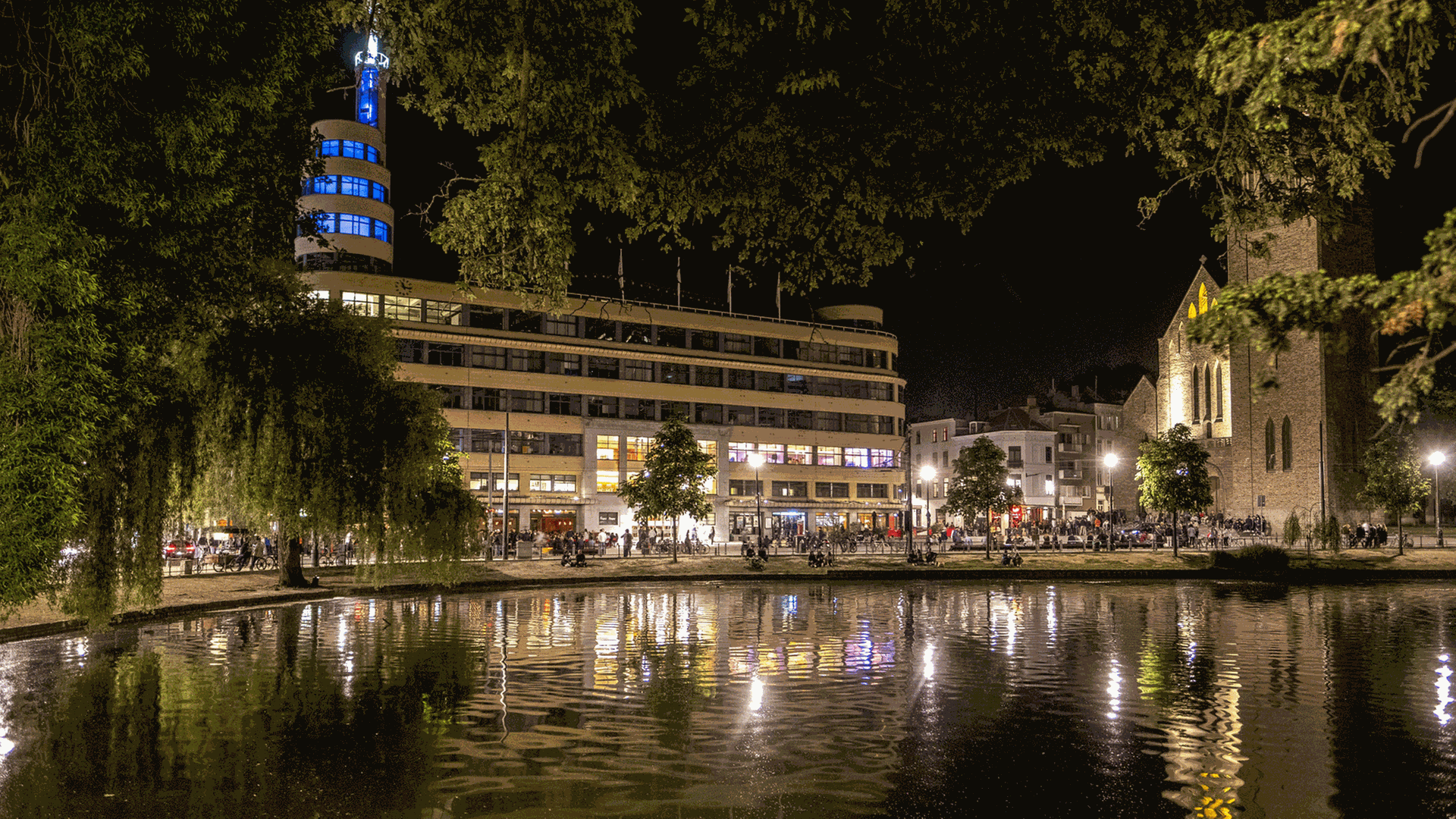 Ein Neubau am See gelegen mit nächtlicher Beleuchtung. Ein Neubau am See gelegen mit nächtlicher Beleuchtung.