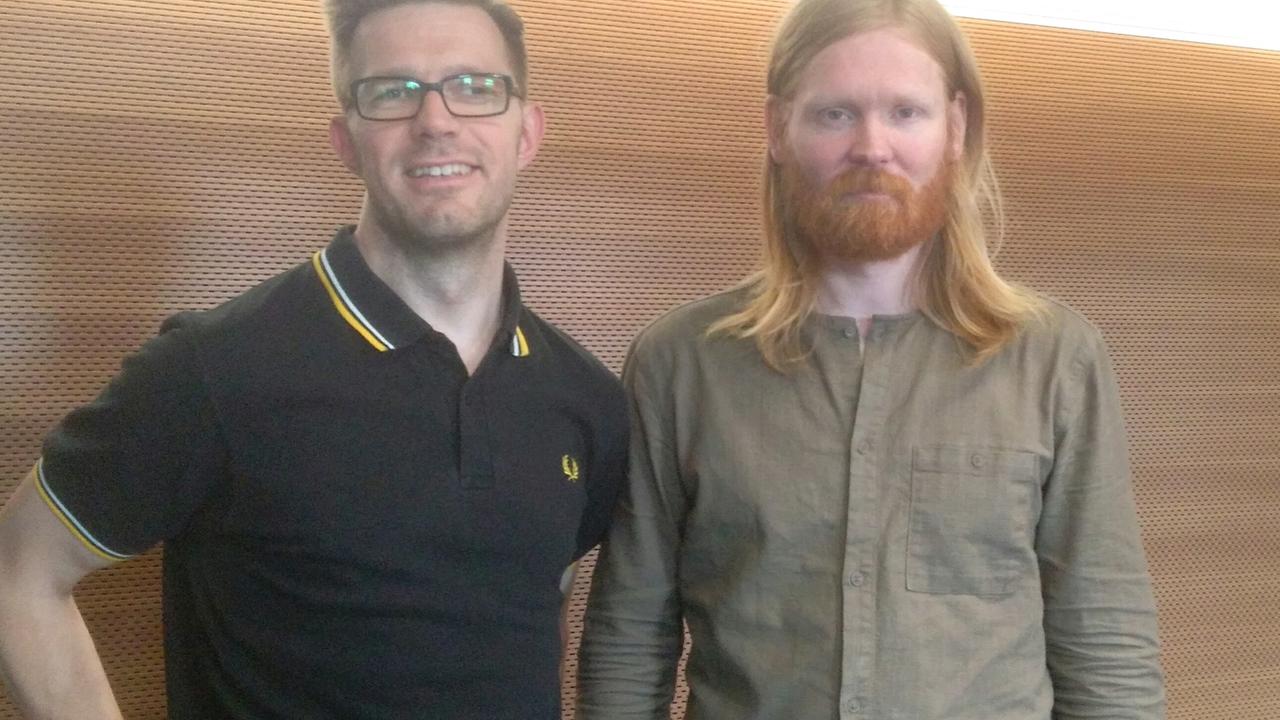 Der isländische Musiker Unnar Gisli Sigurmundsson alias Júníus Meyvant (r.) mit Moderator Oliver Schwesig im Studio von Deutschlandradio Kultur