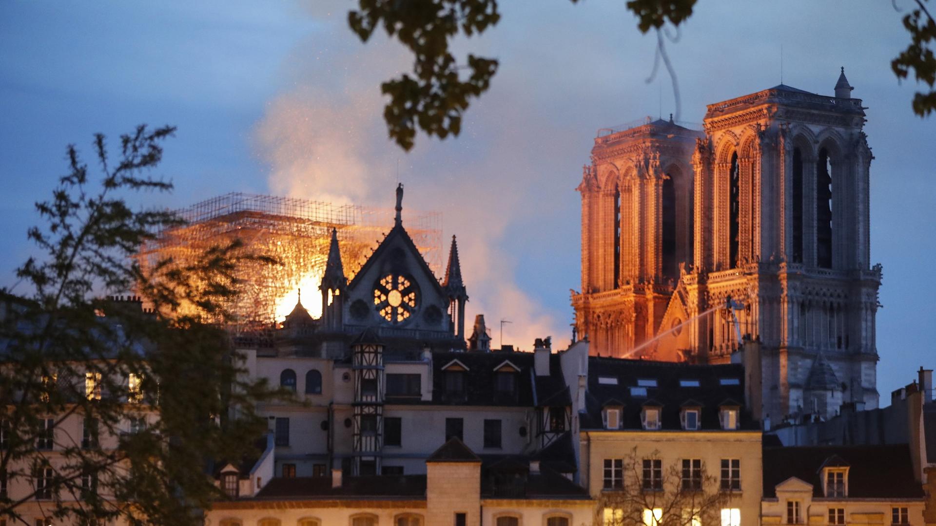 Ansicht der Kathedrale Notre-Dame in Paris am 15.4.2019 , im Dach sind Flammen zu sehen. Ansicht der Kathedrale Notre-Dame in Paris am 15.4.2019 , im Dach sind Flammen zu sehen.