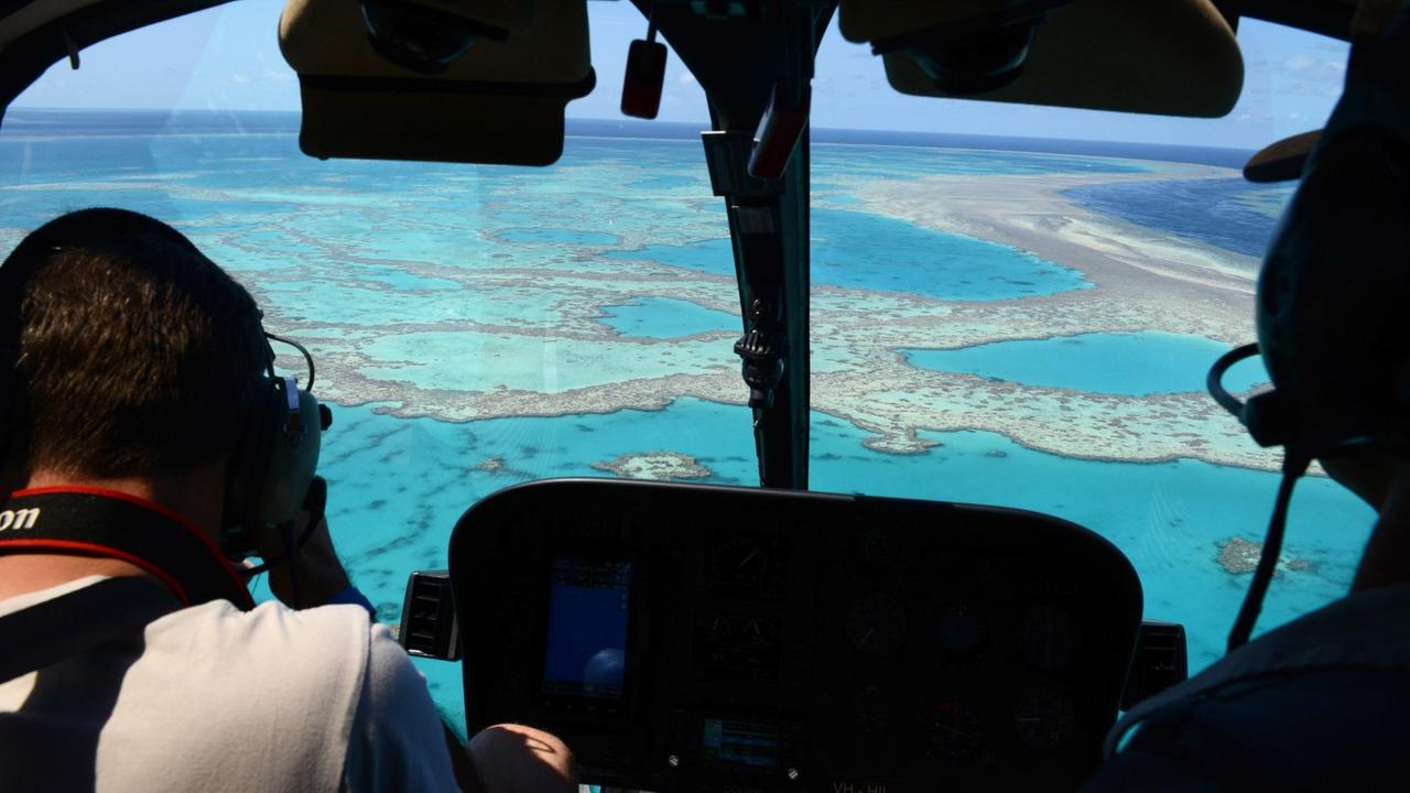 Blick aus einem Hubschrauber auf das Great Barrier Reef
