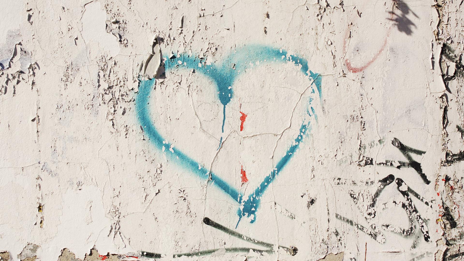 Ein Herz, gemalt auf einer Wand, in Berlin im Bezirk Kreuzberg. Ein Herz, gemalt auf einer Wand, in Berlin im Bezirk Kreuzberg.