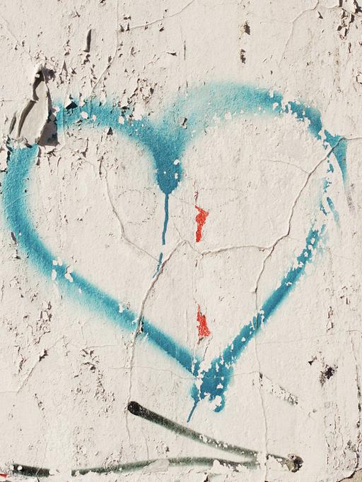Ein Herz, gemalt auf einer Wand, in Berlin im Bezirk Kreuzberg.