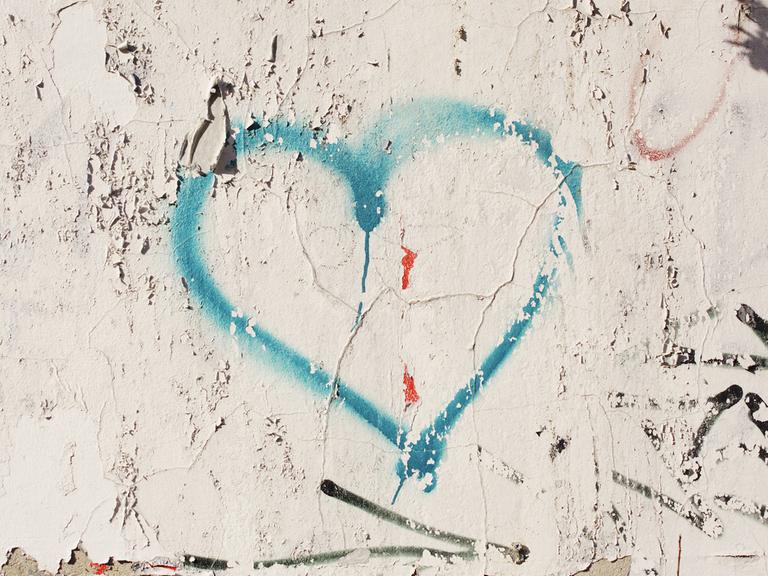 Ein Herz, gemalt auf einer Wand, in Berlin im Bezirk Kreuzberg.