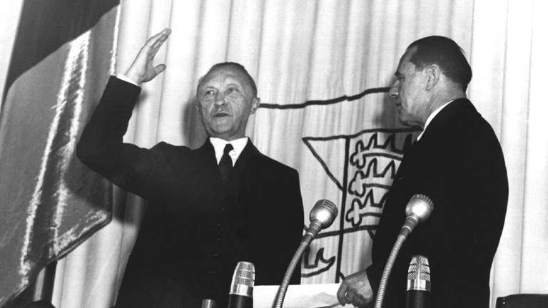 Vereidigung Konrad Adenauers zum ersten Bundeskanzler am 20.9.1949: Seine Wahl wurde mit einer Stimme entschieden. Vereidigung Konrad Adenauers zum ersten Bundeskanzler am 20.9.1949: Seine Wahl wurde mit einer Stimme entschieden.