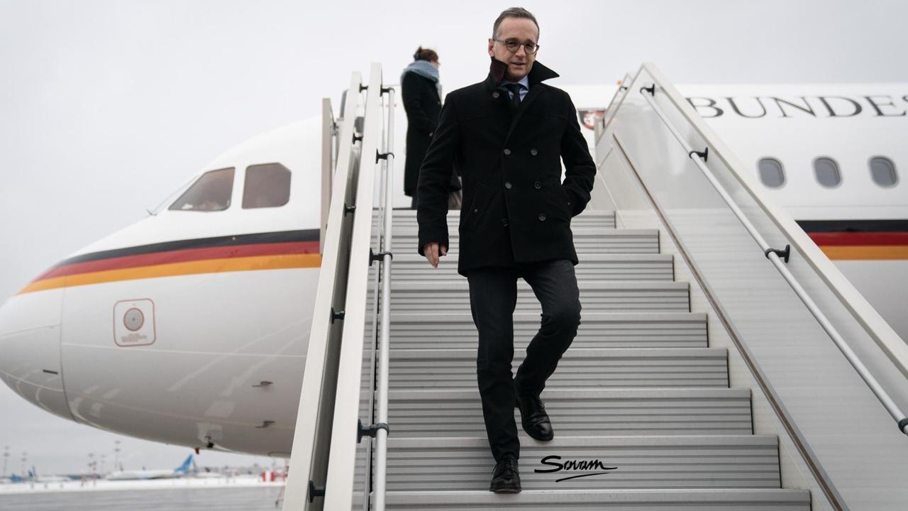 Heiko Maas (SPD), Außenminister, geht am Wnukowo II-Flughafen nach der Ankunft die Gangway des Airbus A321 der Luftwaffe hinunter. Heiko Maas (SPD), Außenminister, geht am Wnukowo II-Flughafen nach der Ankunft die Gangway des Airbus A321 der Luftwaffe hinunter.