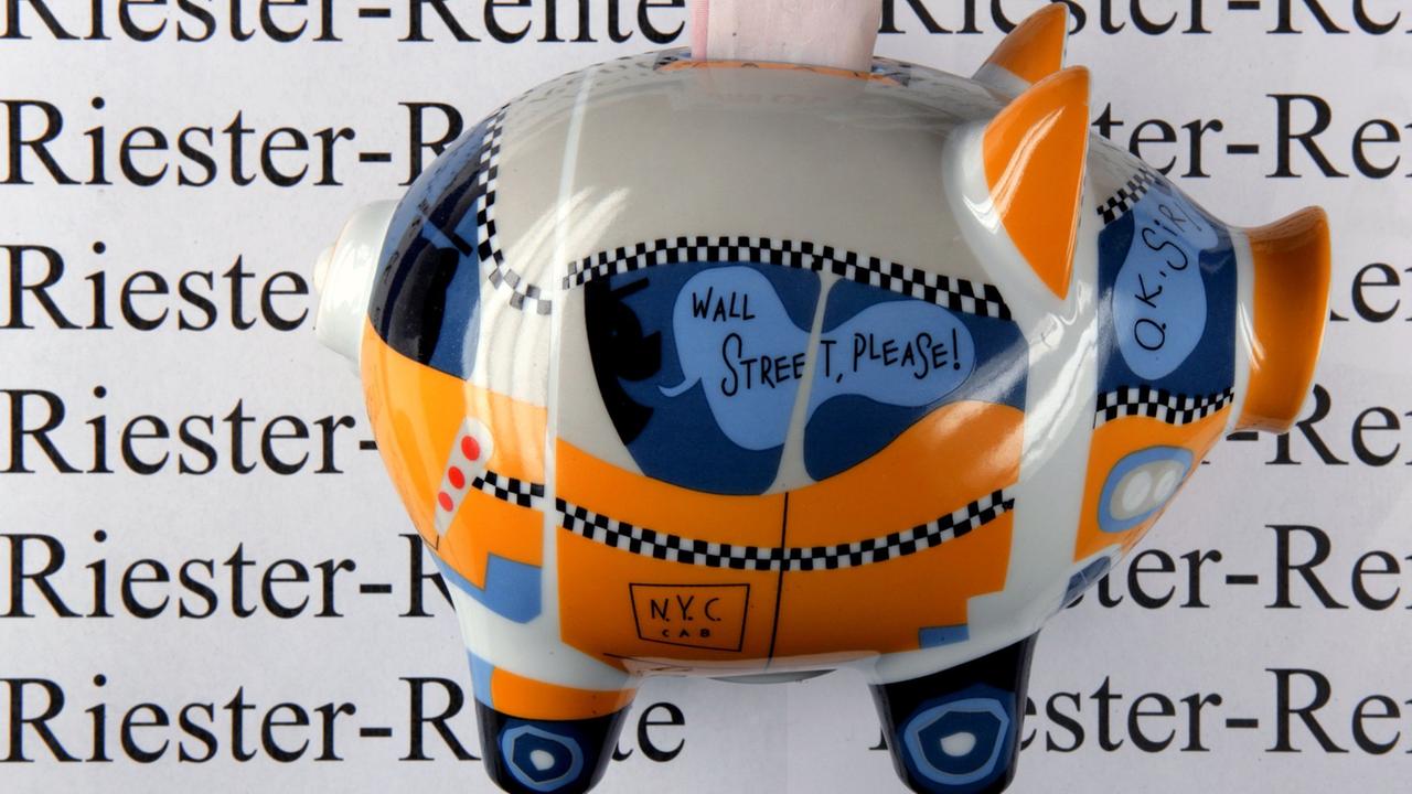 Ein Sparschwein steht vor einem Schild mit der Aufschrift Riester-Rente. Ein Sparschwein steht vor einem Schild mit der Aufschrift Riester-Rente.