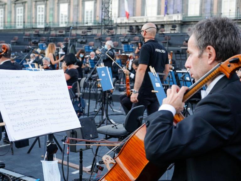 Mitglieder des Orchesters stimmen ihre Instrumente auf dem Piazza de Plebiscito in Neapel vor der Premiere der Oper "Aida", Juli 2020