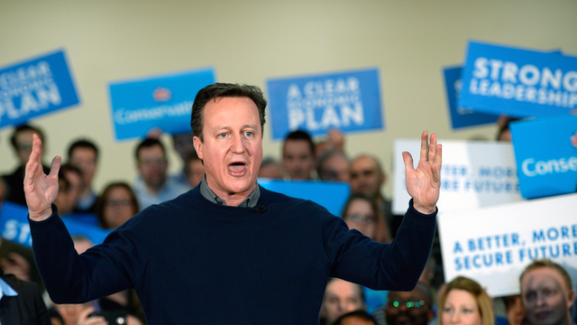 David Cameron redet am 7. März im Norden Londons auf einer Wahlkampfveranstaltung zu den Parlamentswahlen am 7. Mai. Im Hintergrund viele Wahlplakate.