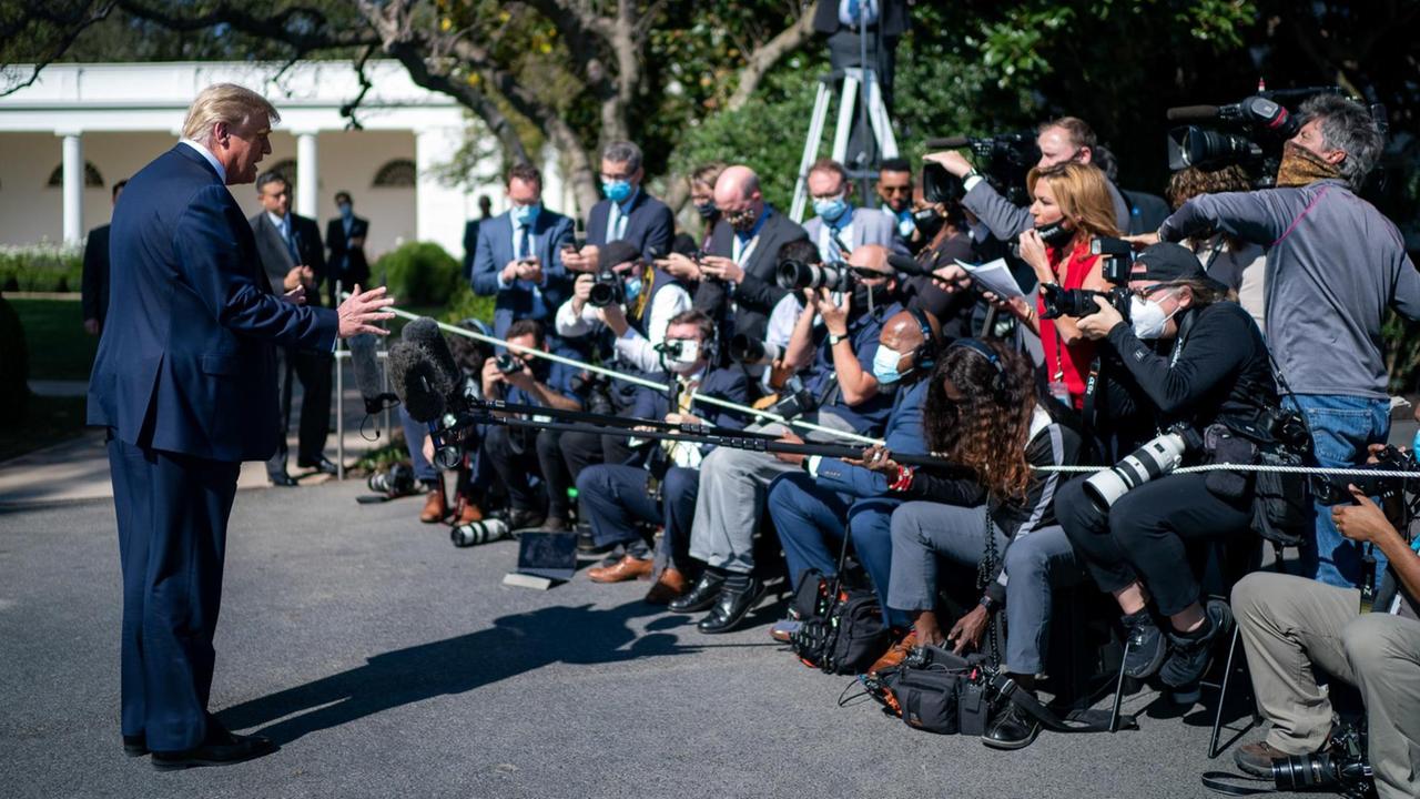 Präsident Donald Trump spricht vor dem Weißen Haus zu den Medien. Präsident Donald Trump spricht vor dem Weißen Haus zu den Medien.