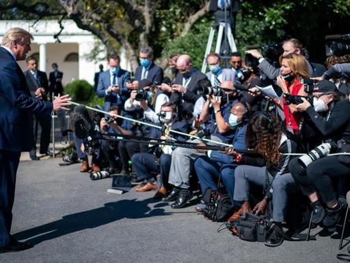 Präsident Donald Trump spricht vor dem Weißen Haus zu den Medien.