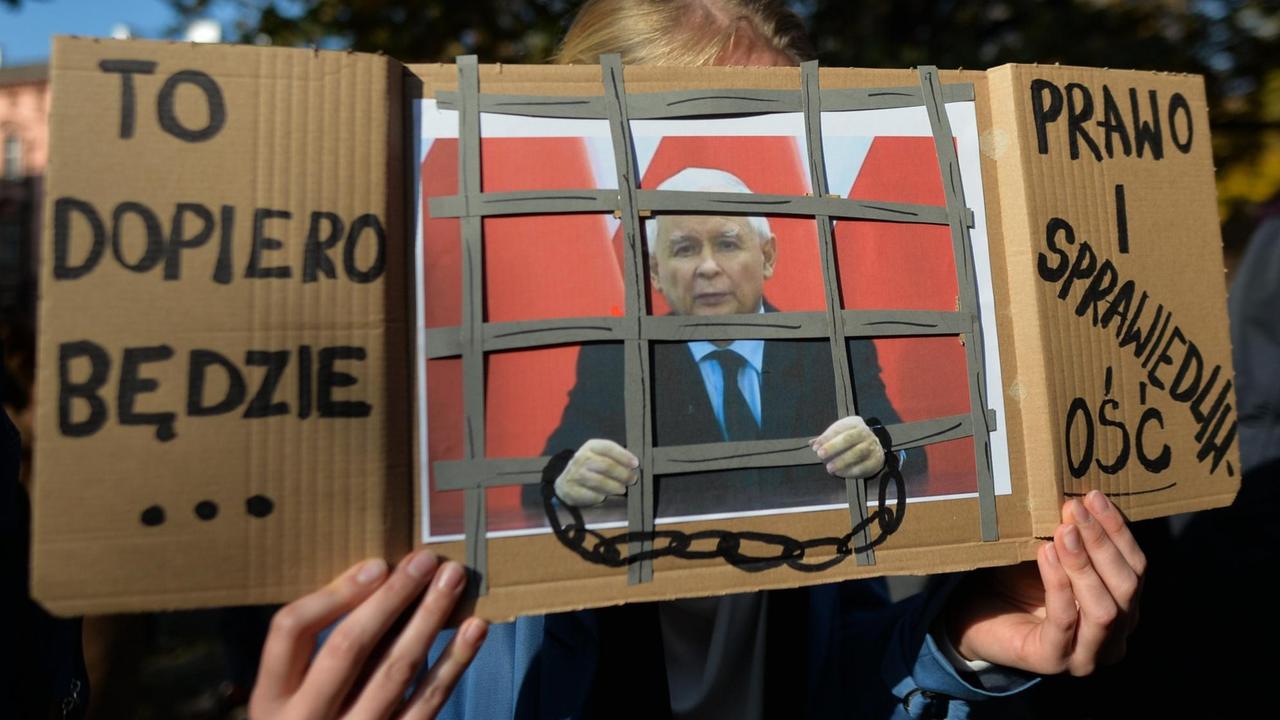 Protestplakat von einer Demonstration in Krakau gegen eine Verschärfung des Abtreibungsgesetzes. Zu sehen: PiS-Parteichef Jaroslaw Kaczynski in Handschellen hinter Gittern.
Protestplakat von einer Demonstration in Krakau gegen eine Verschärfung des Abtreibungsgesetzes. Zu sehen: PiS-Parteichef Jaroslaw Kaczynski in Handschellen hinter Gittern.
