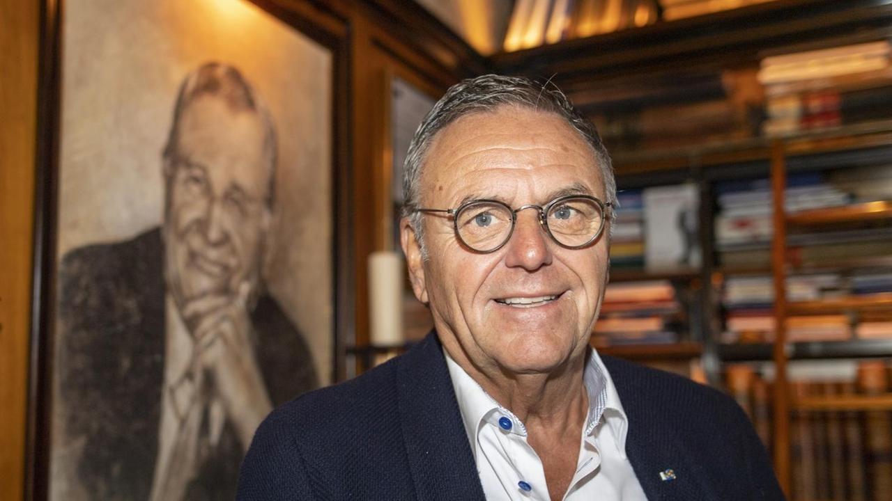 Roland Mack, Gründer und Inhaber des Europa-Parks, steht vor einem Gemälde von seinem Vater Franz Mack. Roland Mack, Gründer und Inhaber des Europa-Parks, steht vor einem Gemälde von seinem Vater Franz Mack.