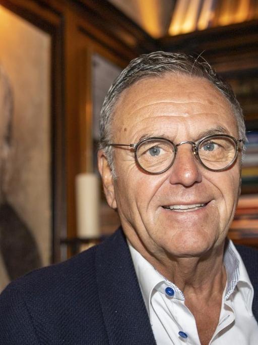 Roland Mack, Gründer und Inhaber des Europa-Parks, steht vor einem Gemälde von seinem Vater Franz Mack.