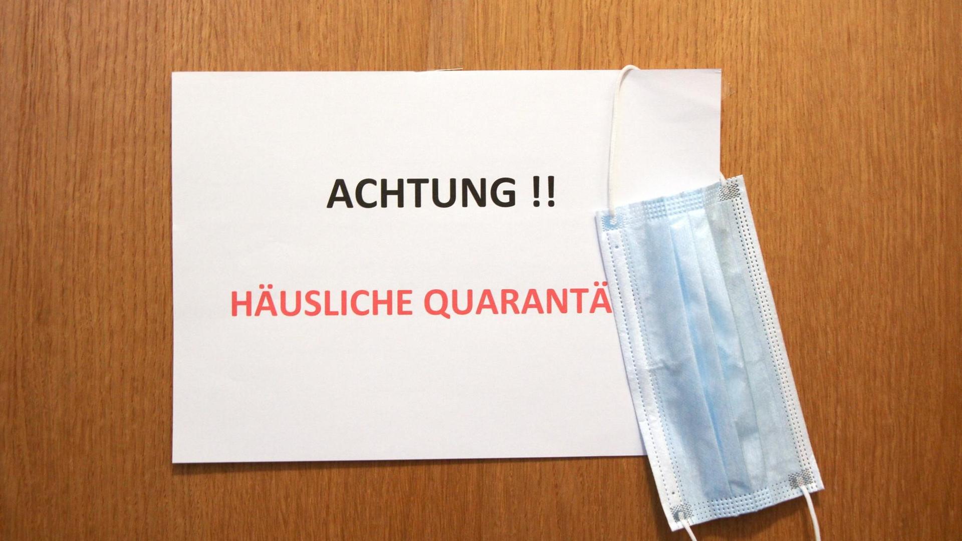 Themenbild - haeusliche, häusliche Quarantaene, Quarantäne Bild: Model release, Model relased, Hinweisschild an einer Tuere, Eingangstuere, Wohnungseingangstuere mit Achtung haeusliche, häusliche Quarantaene, Quarantäne mit Schutzmaske, Mundschutz, Symbolbild, Themenbild, Featurebild Themenbild - haeusliche, häusliche Quarantaene, Quarantäne Bild: Model release, Model relased, Hinweisschild an einer Tuere, Eingangstuere, Wohnungseingangstuere mit Achtung haeusliche, häusliche Quarantaene, Quarantäne mit Schutzmaske, Mundschutz, Symbolbild, Themenbild, Featurebild