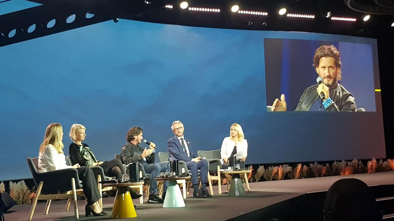 Gerard Barron, CEO des Start-ups DeepGreen, wirbt bei der "Our Ocean"-Konferenz im November in Oslo für die Ausbeutung der Tiefsee. Er sitzt auf dem Podium mit dem Mikrofon. Gerard Barron, CEO des Start-ups DeepGreen, wirbt bei der "Our Ocean"-Konferenz im November in Oslo für die Ausbeutung der Tiefsee. Er sitzt auf dem Podium mit dem Mikrofon.